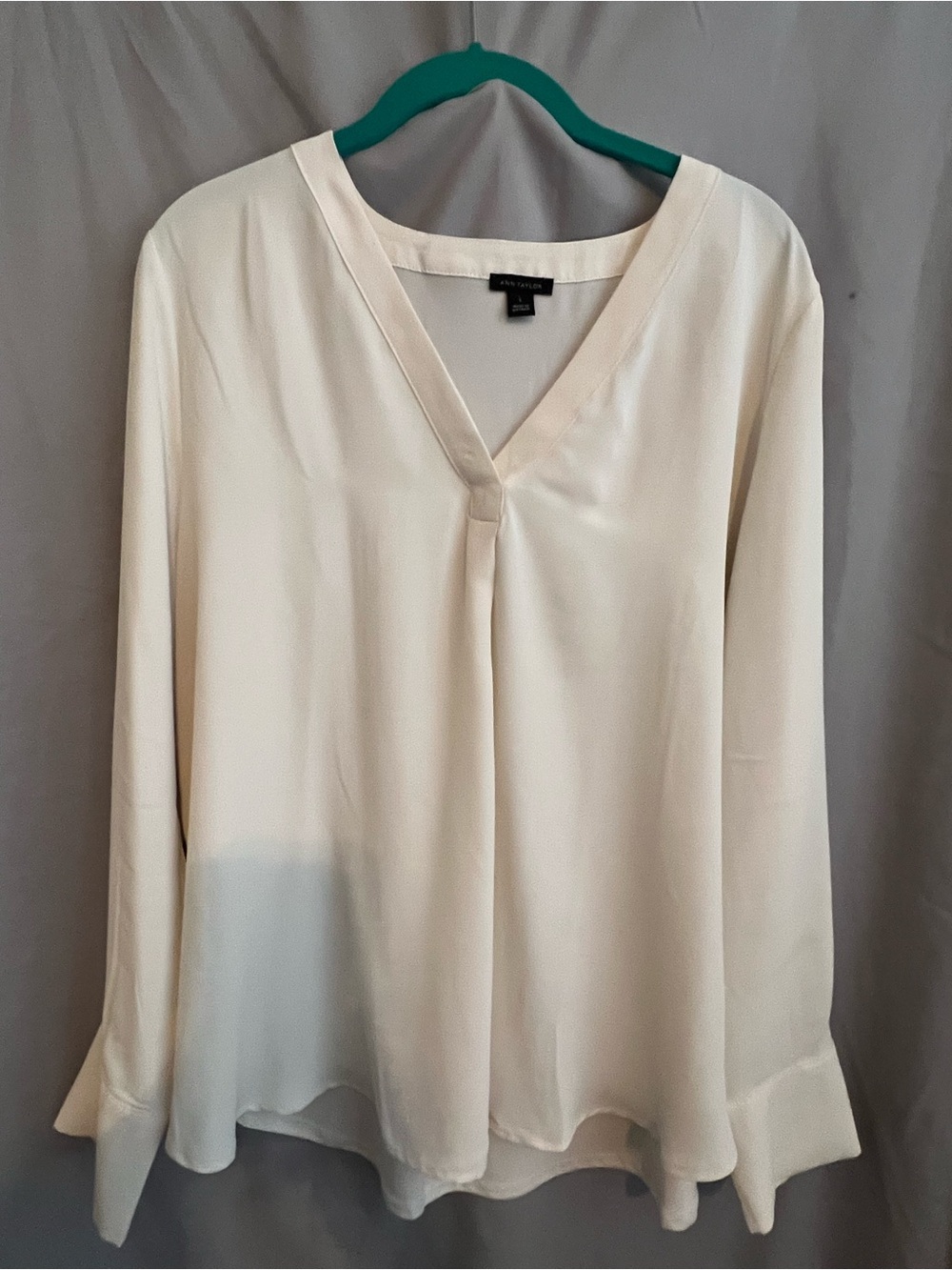 Ann Taylor Cream V-Neck Long Sleeve Blouse